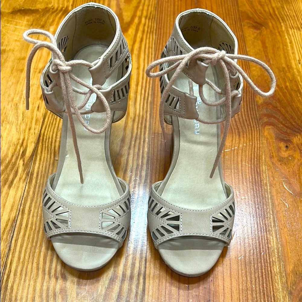 Chinese Laundry Beige Lace-Up Sandals Size 7